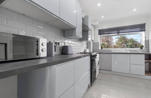 Staines House | Staines House-3bed-Sleeps7- FreeP-Close to Airport