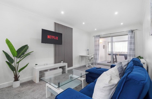 Staines House | Staines House-3bed-sleeps7- Freep-close to Airport