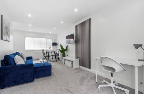 Staines House | Staines House-3bed-sleeps7- Freep-close to Airport