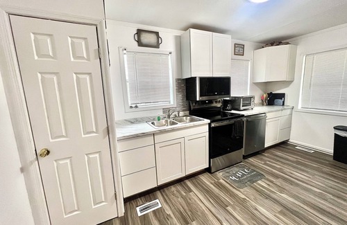 Athens House | Stainless Steel Retreat in Downtown Athens