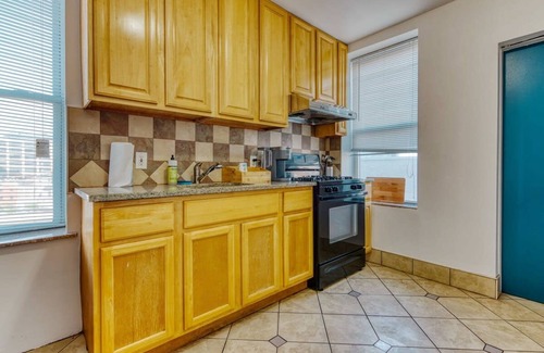 Chinatown Apartment | Stairway 3BR Apt w W D Home Theater