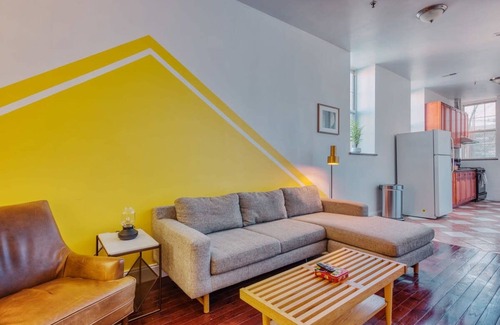 Chinatown Apartment | Stairway 3BR Apt w W D Ideal for Groups