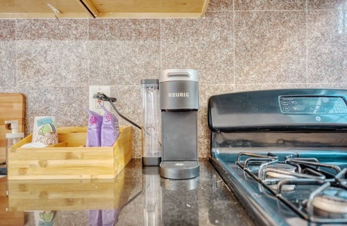 Chinatown Apartment | Stairway 3BR Apt w W D Ideal for Groups
