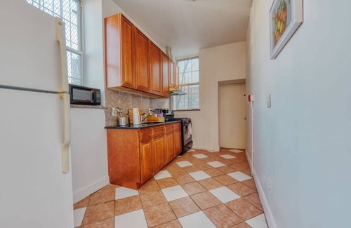 Chinatown Apartment | Stairway 3BR Apt w W D Ideal for Groups