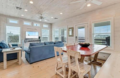 Port Aransas House | Stairway to Seven Private Pool Hammocks Patio