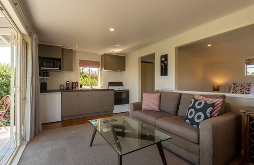 Tasman Cottage | Stan's Cottage - Seaside Vineyard Cottage with Stunning Views