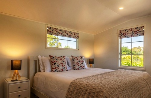 Tasman Cottage | Stan's Cottage - Seaside Vineyard Cottage with Stunning Views