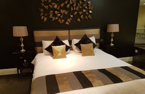 Yeovil Bed & Breakfast | Standard Double Ensuite with Shower at The Keep