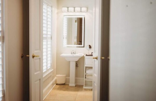 Downtown Hotel | Standard Guest Room- 2 Queens · The Jefferson Inn Rm. 13