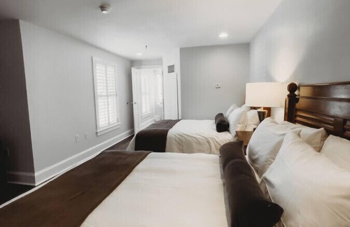 Downtown Hotel | Standard Guest Room- 2 Queens · The Jefferson Inn Rm. 13