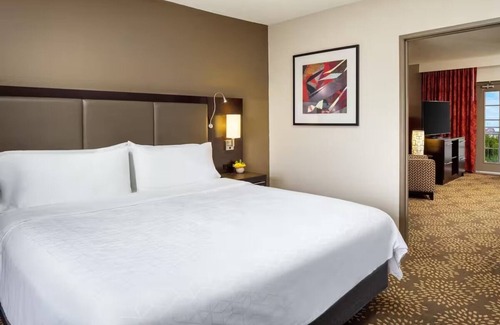 Camelback East Hotel | Standard King at Holiday Inn & Suites Airport North - Pool and Outdoor Dining