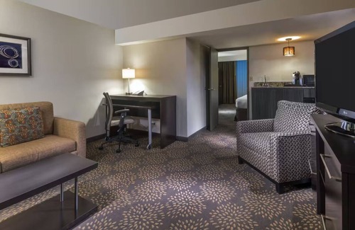 Camelback East Hotel | Standard King at Holiday Inn & Suites Airport North - Pool and Outdoor Dining