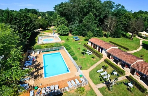 Pays-de-Belves House | Standard Lodge ohne sanitäre 20m2 2 Schlafzimmer + halb überdachte Terrasse 5 Personen