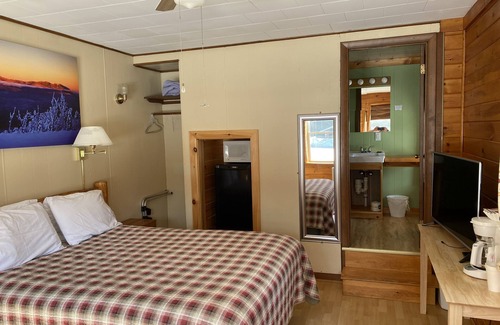 Stratton House | Standard queen bed room sleeps 2