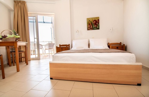 Kato Stalos Hotel | Standard sea view room at Girogiali