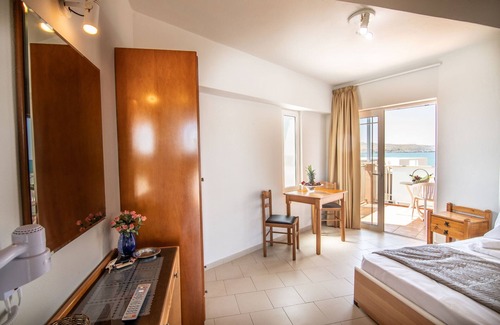 Kato Stalos Hotel | Standard sea view room at Girogiali