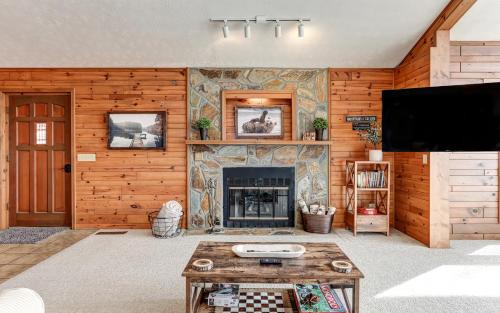 Tate House | Starcross Summit - Sunny spaces gorgeous views