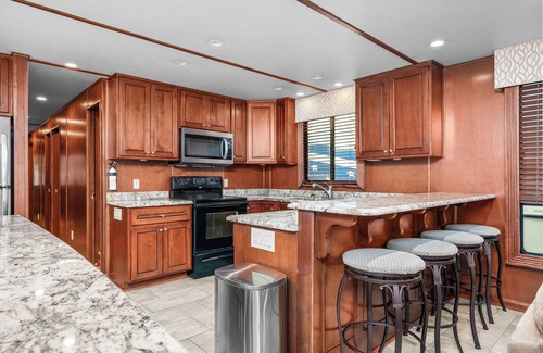 Byrdstown Boat Rental | Stardust - 6bedroom/2bath houseboat with full kitchen, hot tub and so much more!