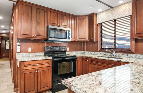 Byrdstown Boat Rental | Stardust - 6bedroom/2bath houseboat with full kitchen, hot tub and so much more!