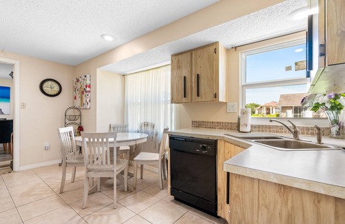 Warm Mineral Springs House | Starfish Villa next to the Warm Mineral Springs
