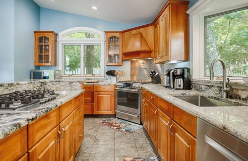 Hammondsport House | Stargazer: Relax on Keuka Lake with a hot tub and more!