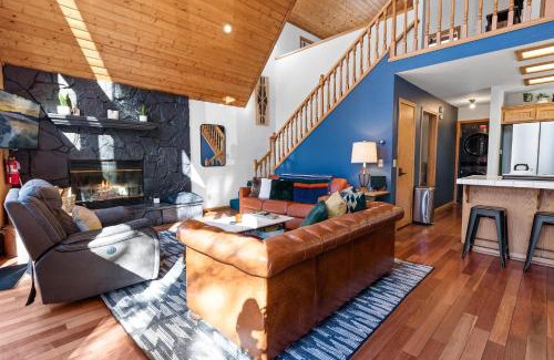 Sugarloaf Ski Chalet | STARGAZER-Your Luxurious Cozy Affordable Getaway