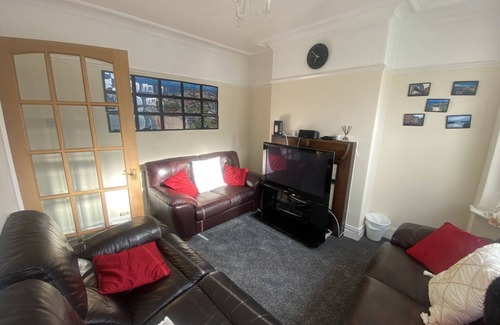 Newcastle-upon-Tyne House | Starlettings 2 bed full house with private summer garden