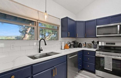Canyon Lake House | Starlight Horizon Cabin R - Hot Tub & Retreat Pet-Friendly Texas Hill Country Cabin Near Canyon Lake - Pool, Stargazing, Private Backyard - Sleeps 4