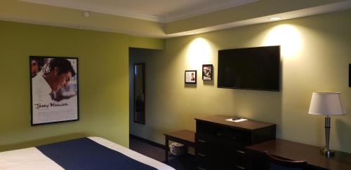 Malletts Bay Hotel | Starlight Inn