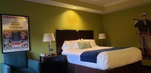 Malletts Bay Hotel | Starlight Inn