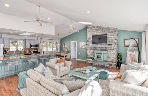 Monticello House | Starlight Lakehouse; Your Magical 5 Bdrm Getaway! W/BRAND NEW 7 SEATER HOT TUB!