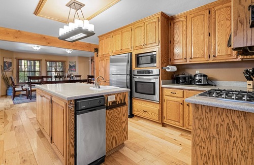 Evergreen Estates Cabin | Starlight Summit -Walk to Slopes, Hot Tub, Pool Table