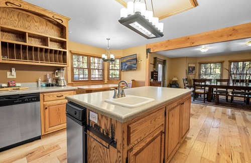Evergreen Estates Cabin | Starlight Summit -Walk to Slopes, Hot Tub, Pool Table