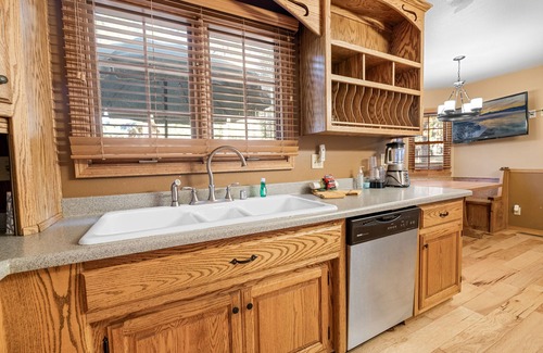 Evergreen Estates Cabin | Starlight Summit -Walk to Slopes, Hot Tub, Pool Table