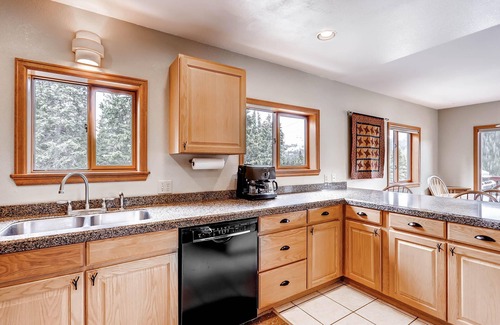 Quandary Village Cabin | Starlink 100+Mbps, HOT TUB, TempurPedic beds, DOGS, cozy cabin 15 min from Breck