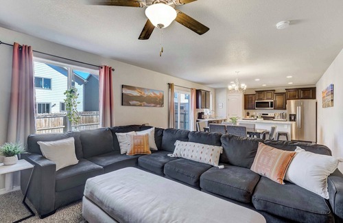 Rustic Hills House | Starlink Station! Cozy Retreat Near COS Airport