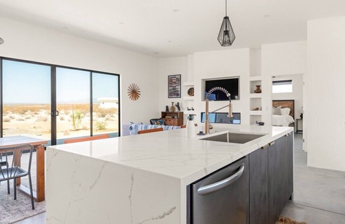 Joshua Tree House | Starlit Dunes | spa, pool table, bocce, 360° views