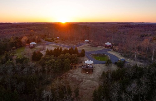 Knox Dale House | Starlit Haven YURT 2 w/HOT TUB, Smart TV + VIEWS!