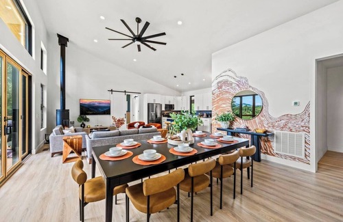 Leicester House | Starlit Lux Retreat AVL by 5 Seasons Homestays