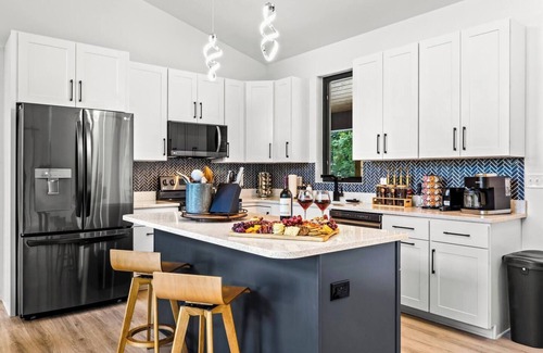 Leicester House | Starlit Lux Retreat AVL by 5 Seasons Homestays