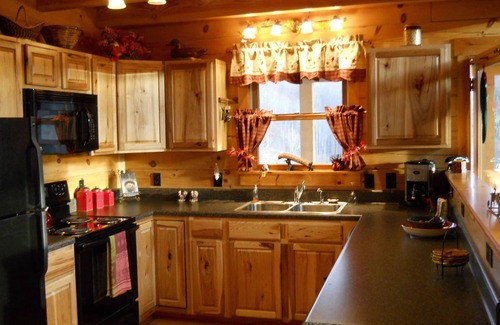 Vilas Cabin | Starry Nights Lodge, Beautiful Views, Hot Tub, Firepit, 15 mins from Boone