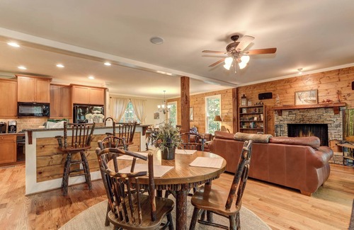 Big Canoe House | Stars Align Cottage - Relaxing Hot Tub, Home in Big Canoe + More!