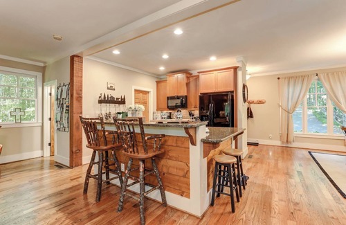 Big Canoe House | Stars Align Cottage - Relaxing Hot Tub, Home in Big Canoe + More!