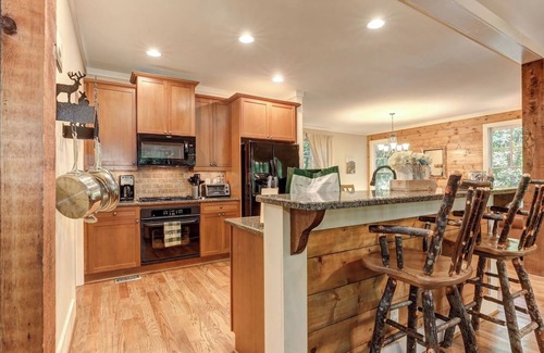 Big Canoe House | Stars Align Cottage - Relaxing Hot Tub, Home in Big Canoe + More!
