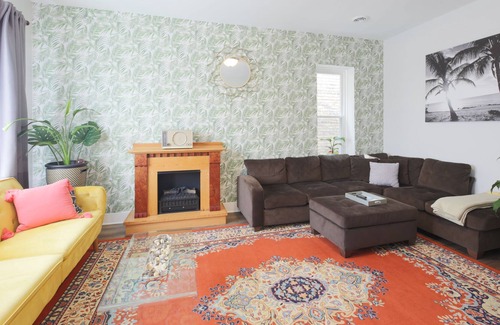 West Allis Apartment | STATE FAIR, BREWERS GAMES, 10 MINUTES FRM DWTN MKE, 3 BEDROOMS 3 BATHROOMS!!