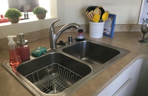 Racine House | Stately! Professionally Cleaned, Self Check In - Sleeps 10