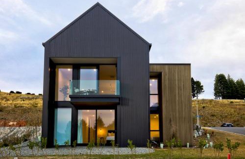 Lake Tekapo House | Station Bay Lodges - Station View