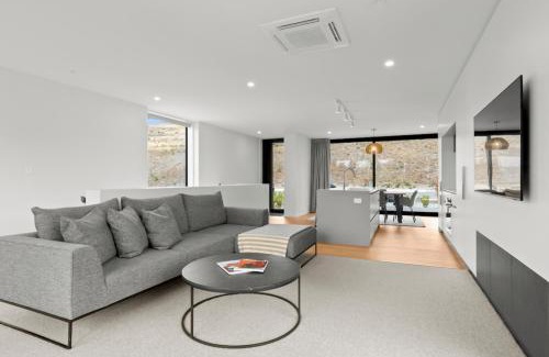 Lake Tekapo House | Station Bay Lodges - Station View