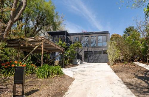 Warburton Apartment | Station Hideaway with Private Spa