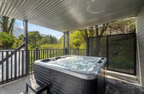 Warburton Apartment | Station Hideaway with Private Spa